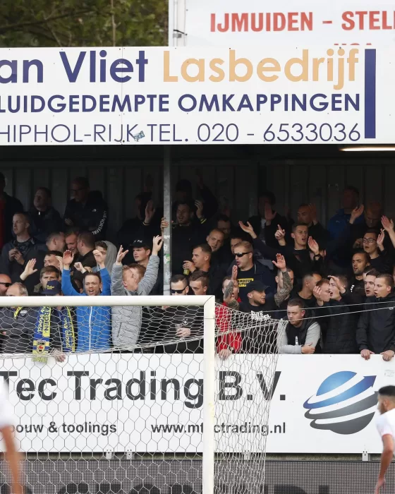 Uitvak achter de reclameborden