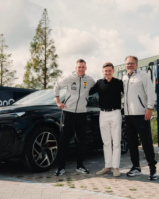 Partners bij een auto aan de laadpaal
