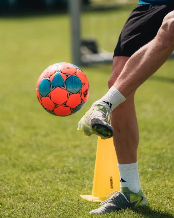 Voet bij pion en bal tijdens training