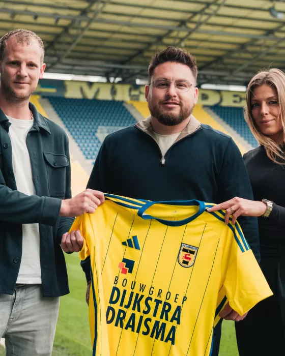 Partners met geel Cambuur-shirt op het veld