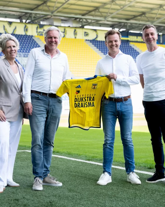 Partners met shirt voor tribune Meside