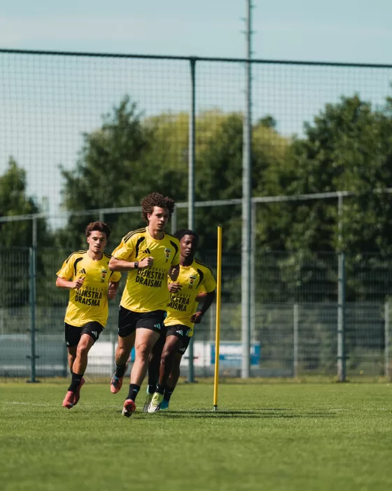 Jeugdspelers trainen op het veld