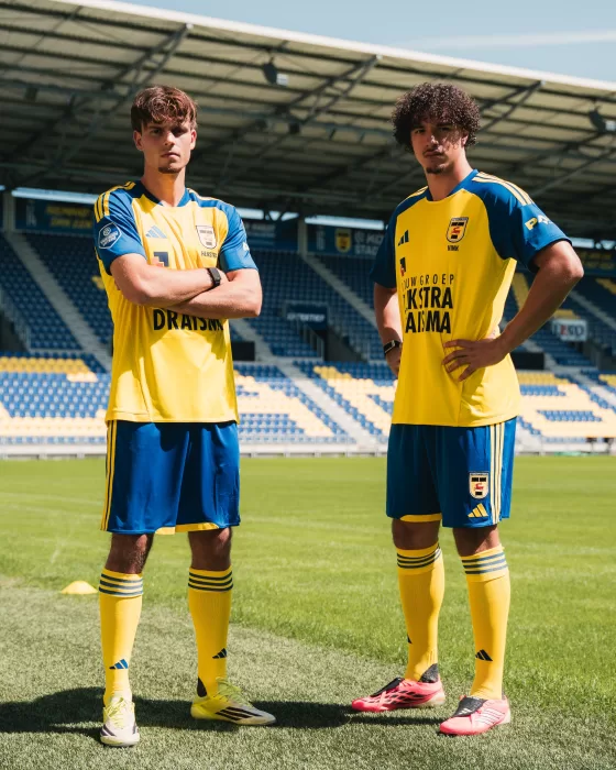 Twee jeugdspelers op het veld in het stadion
