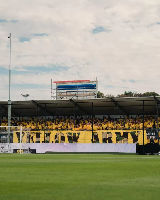 Tribune met spandoek Yellow Army