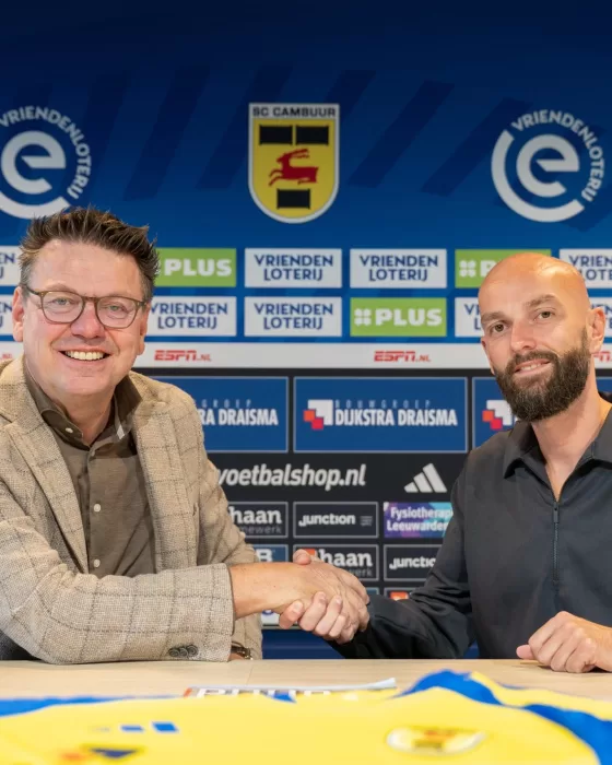 Ondertekening van een contract in de perszaal