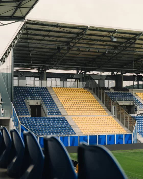 Lege tribune met gele en blauwe stoelen