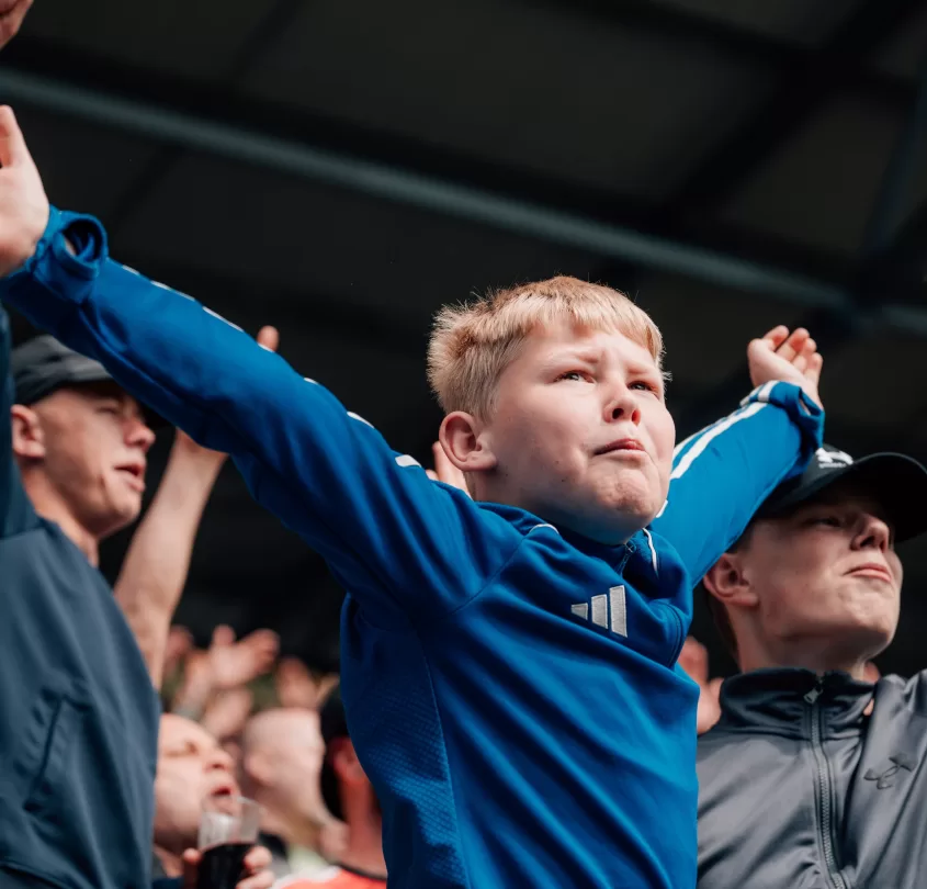 Jonge supporter juicht op de tribune