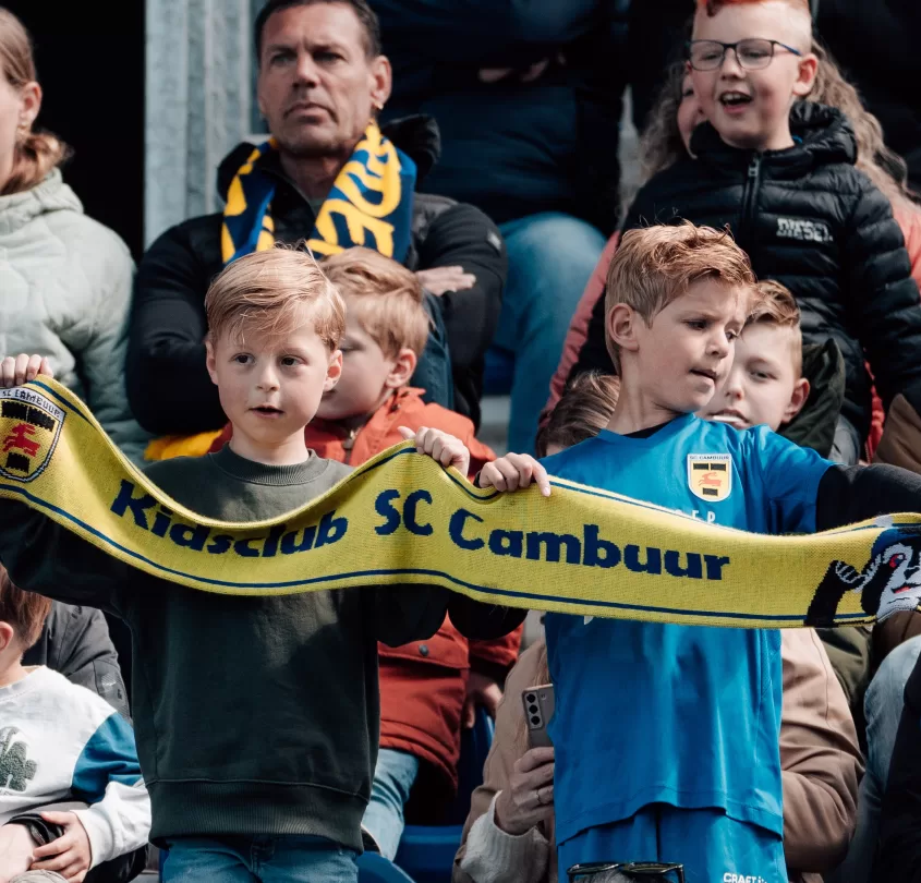 Supporters met Cambuur-sjaal op de tribune
