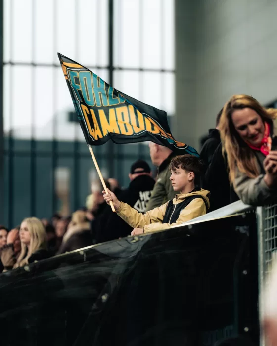 Vlag Leeuwarden boven de supporters