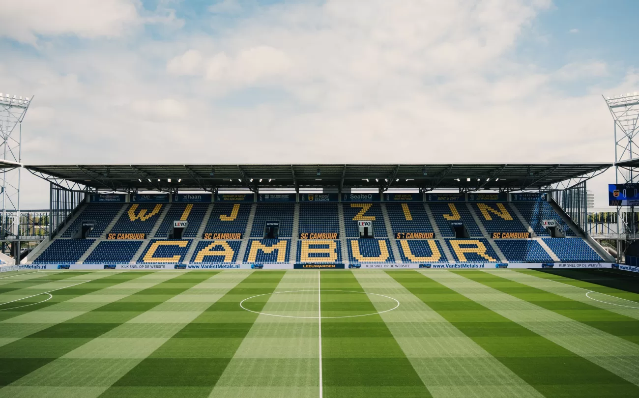 Gestreepte grasmat voor tribune Wij zijn Cambuur