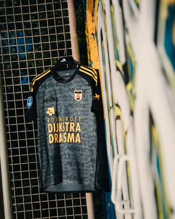 Grijs Cambuur-shirt aan het doelnet
