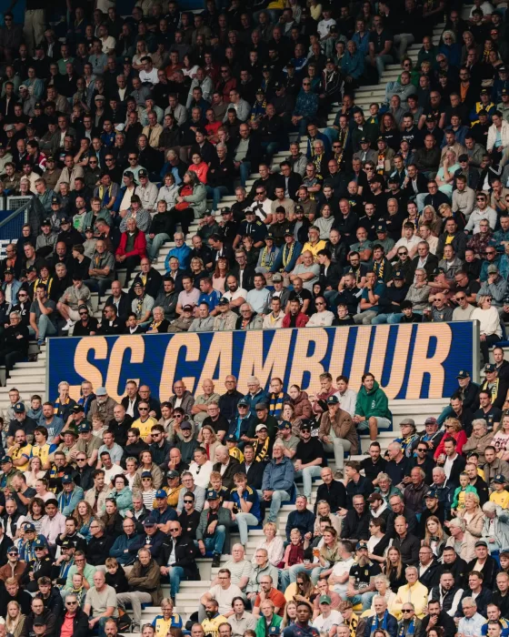 Volle tribune met spandoek SC Cambuur