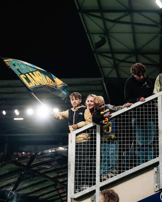 Speler juicht voor een volle tribune