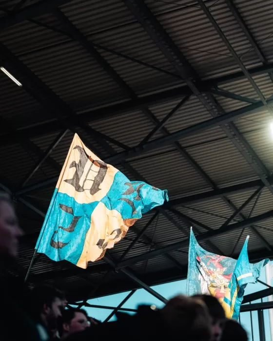 Jonge supporters bij het hek