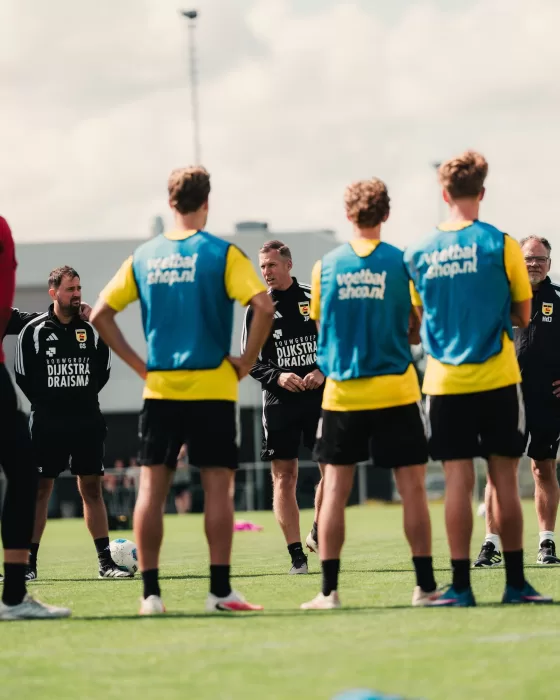 Jeugdspelers in hesjes op de training