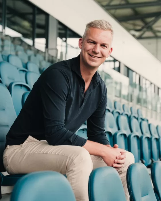Partner zit ontspannen op de tribune
