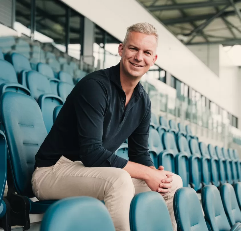 Partner zit ontspannen op de tribune