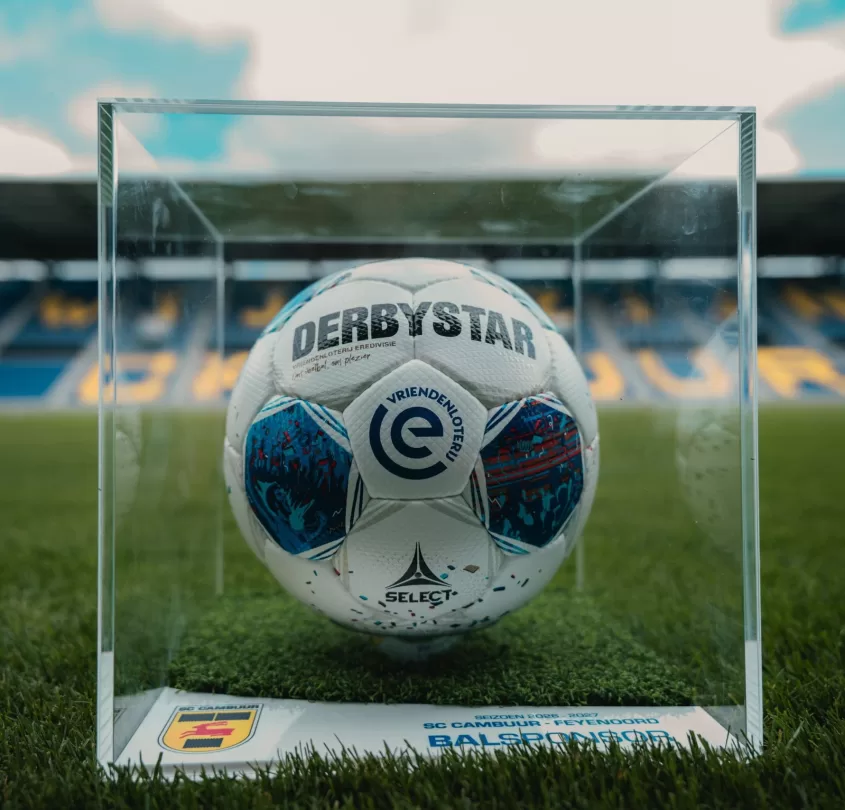 Wedstrijdbal in vitrine op het veld
