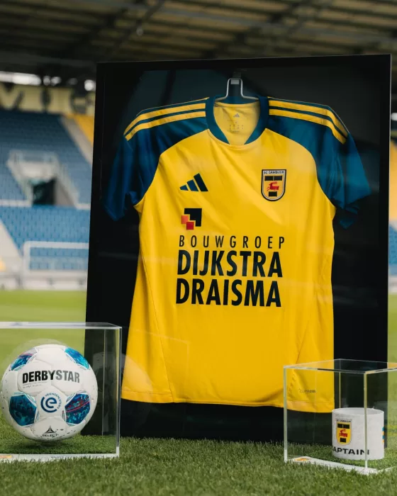 Ingelijst geel shirt met bal en aanvoerdersband