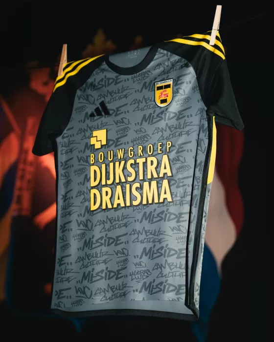 Gesigneerd grijs Cambuur-shirt voor donkere achtergrond