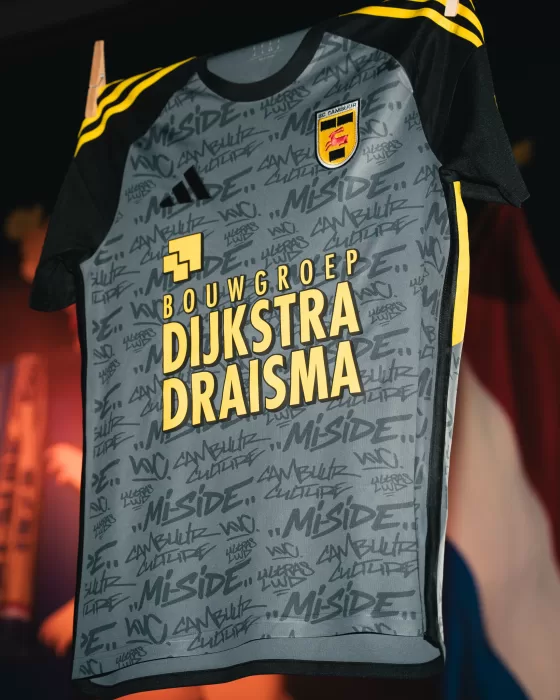 Gesigneerd grijs Cambuur-shirt aan een hanger