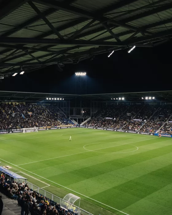 Wedstrijd onder het licht in het Kooi Stadion