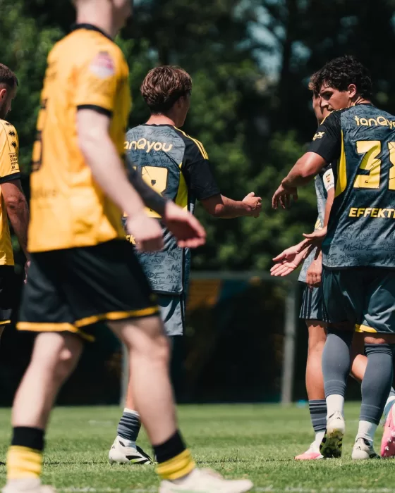 Jeugdspelers in actie tijdens oefenwedstrijd