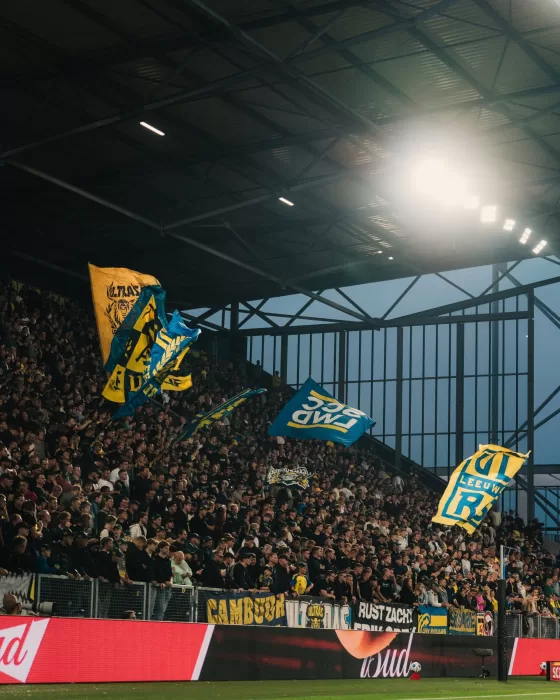 Volle tribune bij daglicht