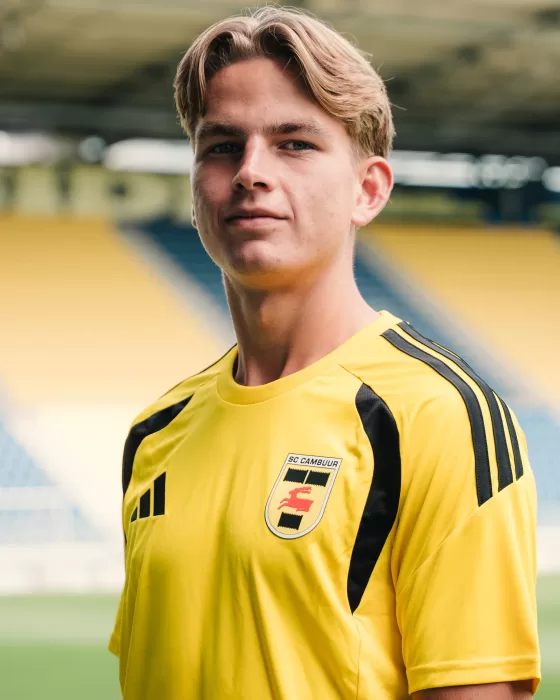 Portret jeugdspeler in geel shirt in het stadion