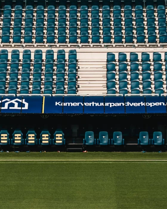 Dug-outs en lege tribune