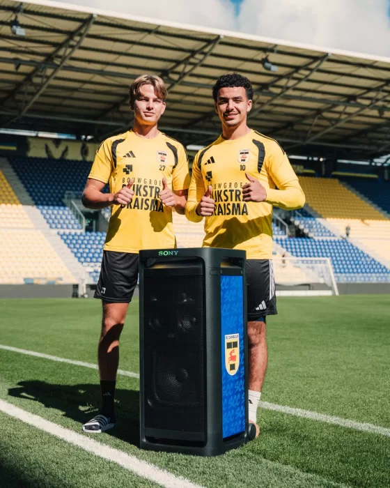 Twee spelers bij een zuil op het veld