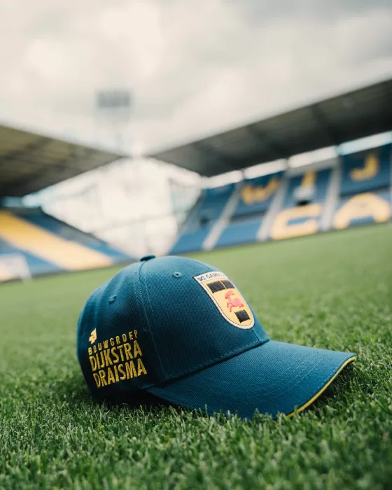 Cambuur-pet op het gras in het stadion