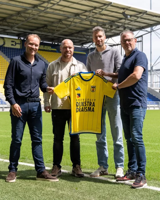 Partners met geel shirt op het veld