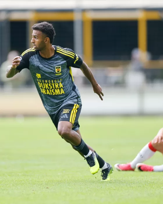 Jeugdspeler in uitshirt met de bal