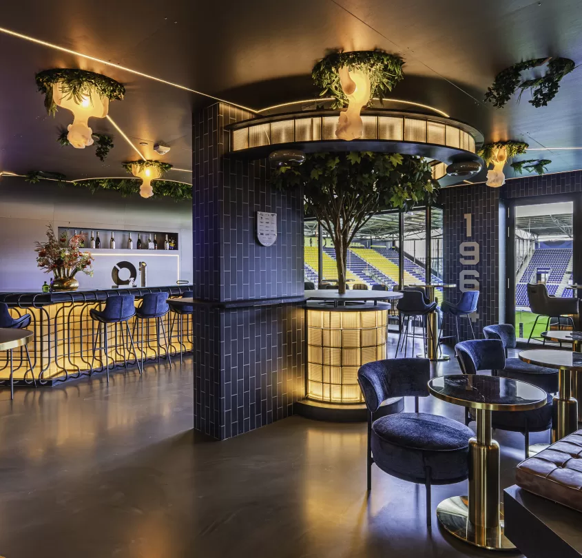 Skybox Treasure Lounge met verlichte bar en zithoek