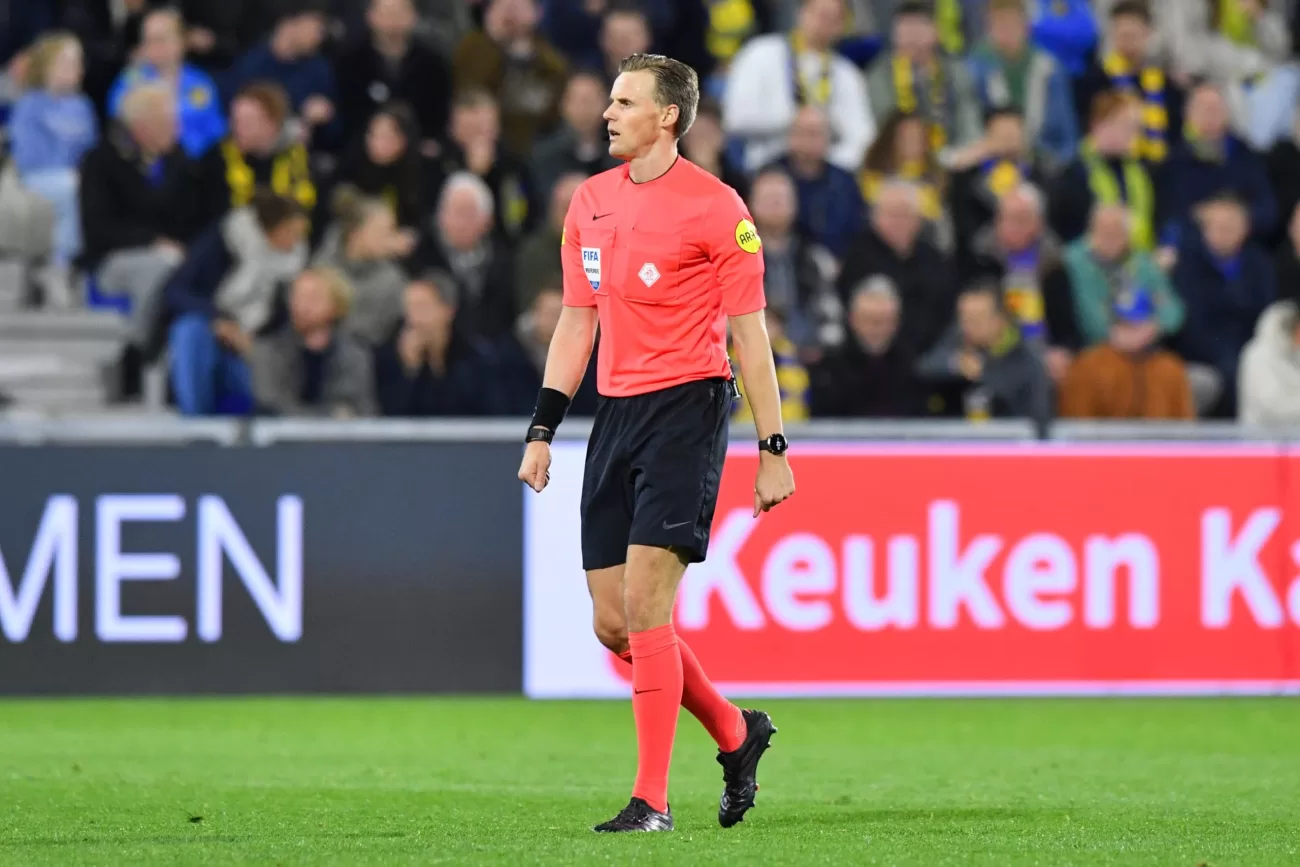 Sander van der Eijk scheidsrechter bij PEC Zwolle – SC Cambuur