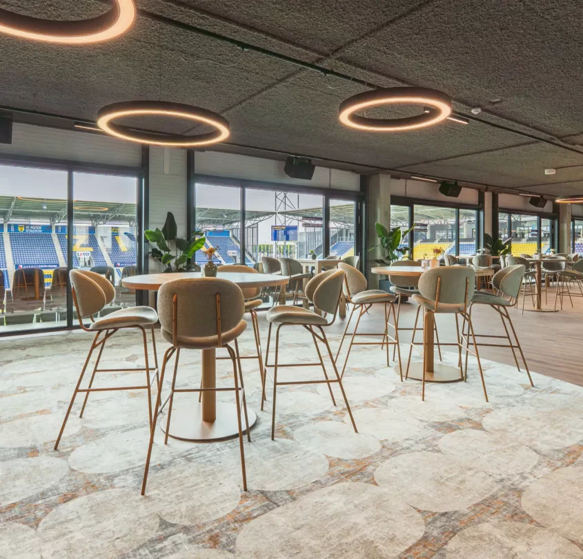 Dijkstra Draisma Lounge met tafels en lampen boven de zithoek