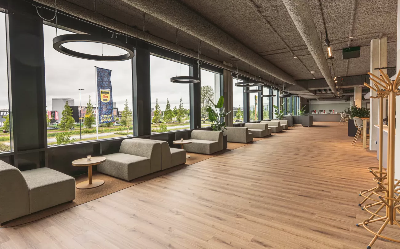 Lounge-hoek met banken bij de ramen in de Businessclub