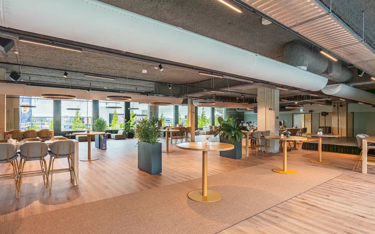 Businessclub met bar en statafels