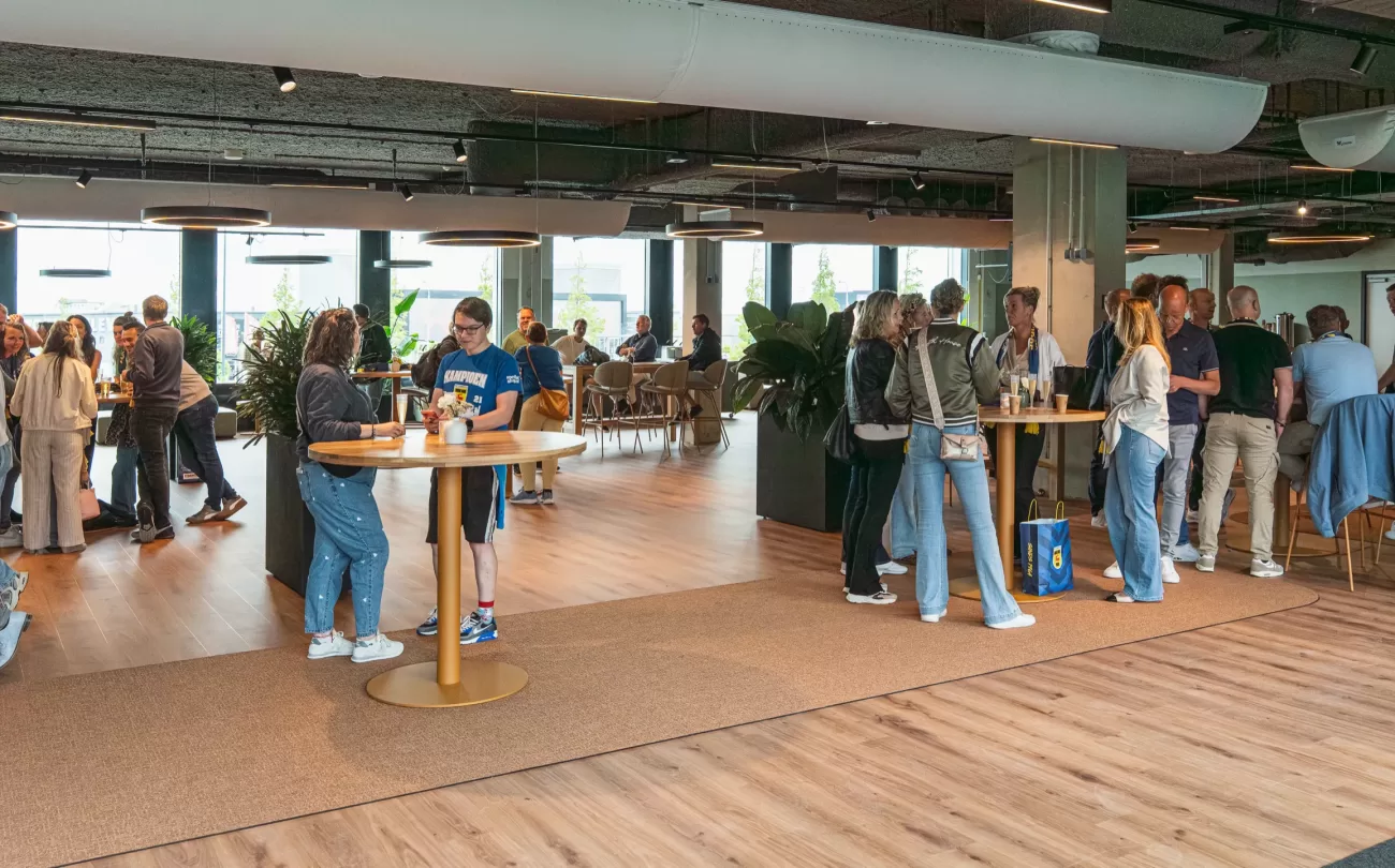 Gasten bij de statafels in de Businessclub
