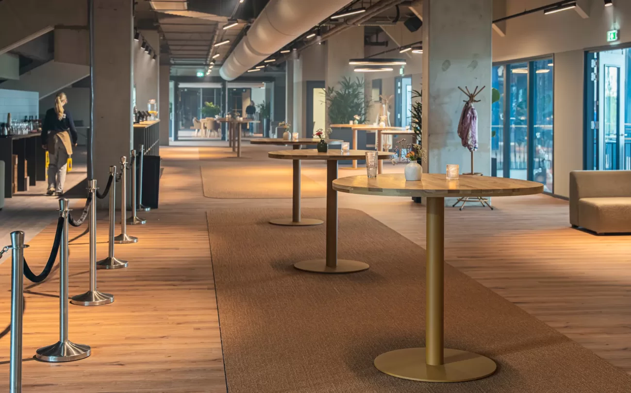 Statafels en bar in de Businessclub