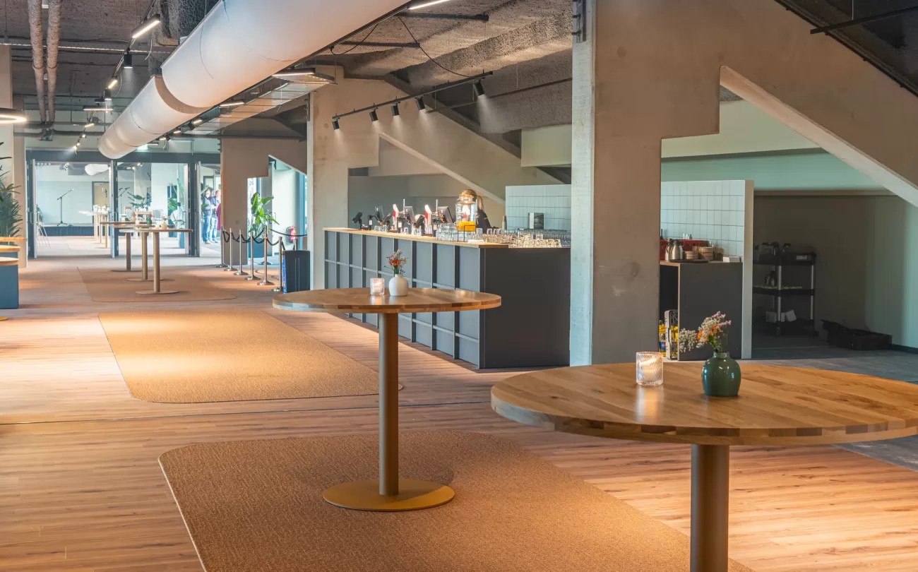 Overzicht van de Businessclub met statafels
