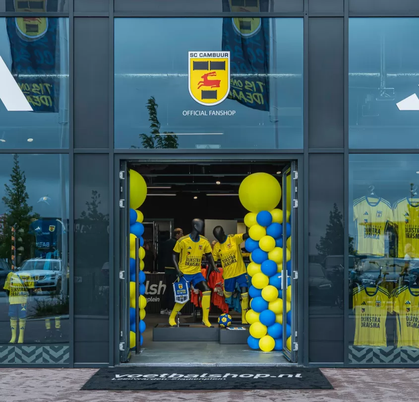 Ingang van de Cambuur fanshop met etalage