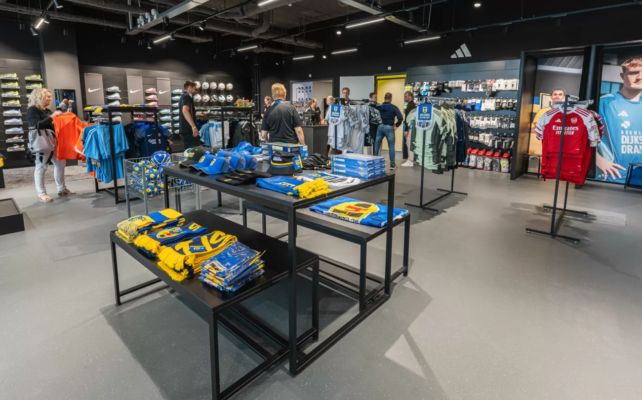 Kledingrekken met Cambuur-shirts in de fanshop