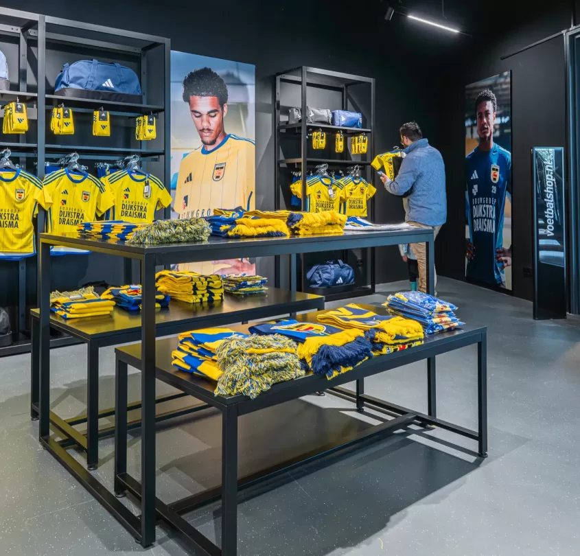 Presentatietafel met Cambuur-shirts in de fanshop