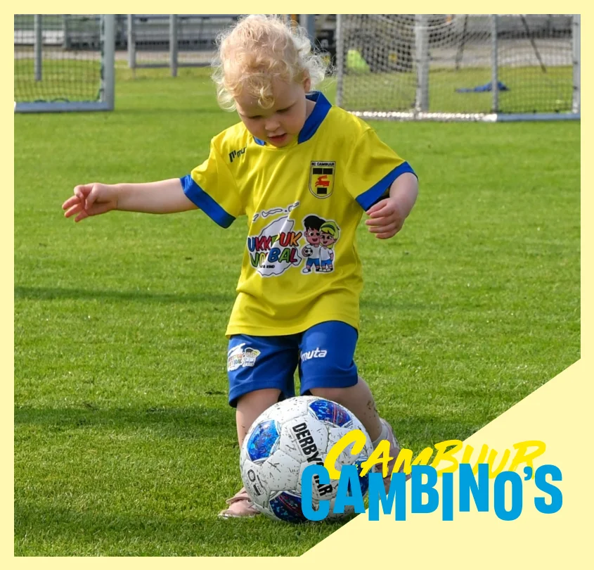 Cambino's: peuter in Cambuur-tenue speelt met de bal