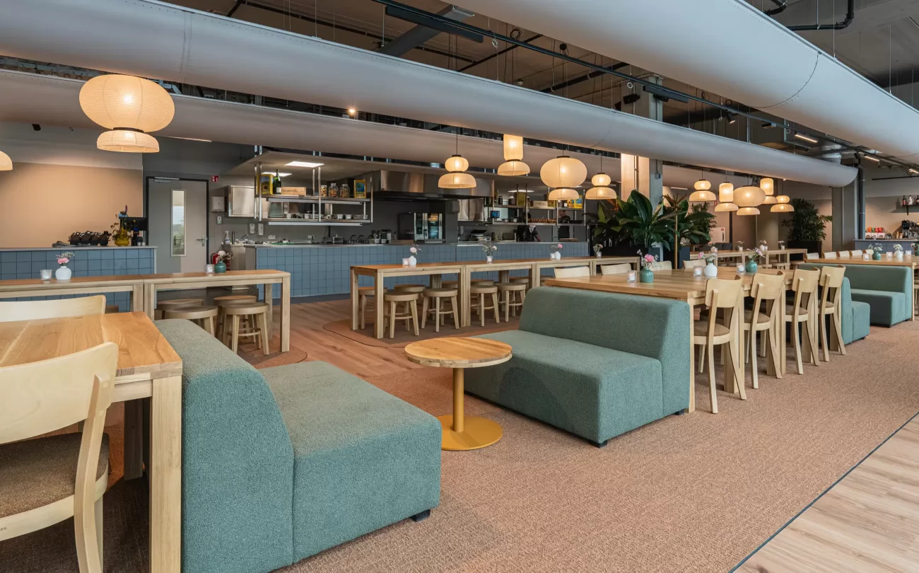 Restaurant op de begane grond met banken en tafels