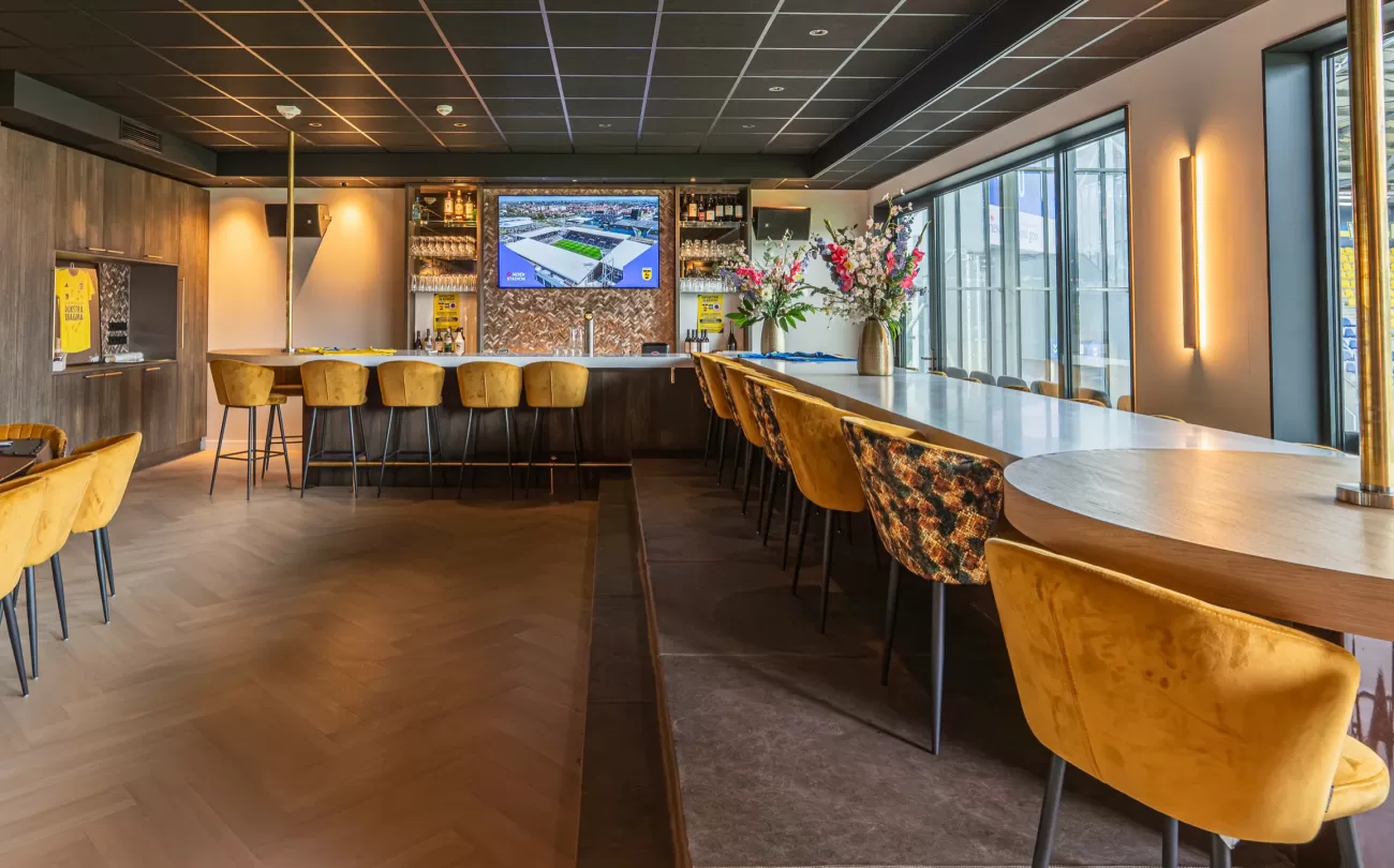 Grote skybox met bar en zicht op het veld