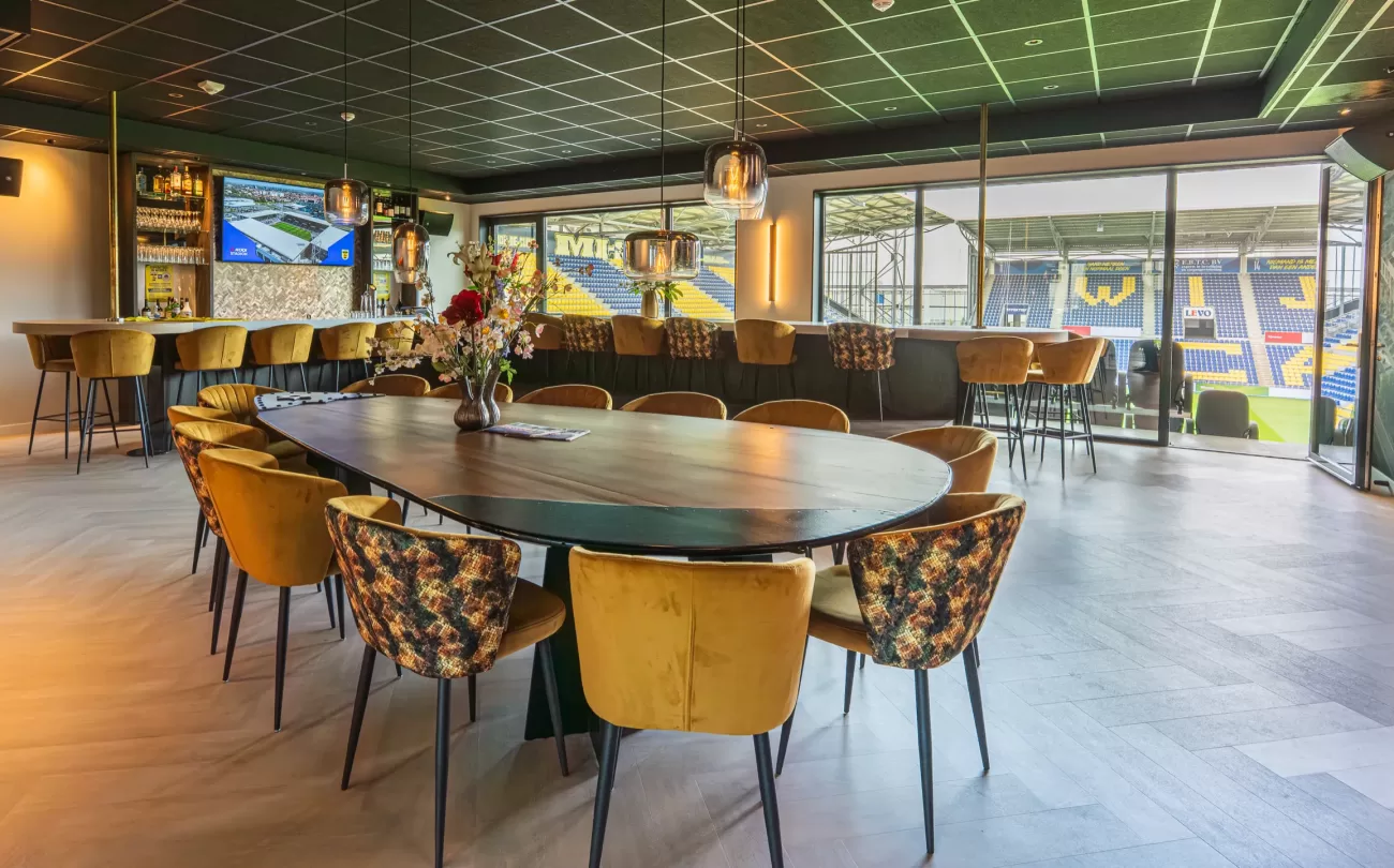 Grote skybox met tafels en ramen naar het stadion