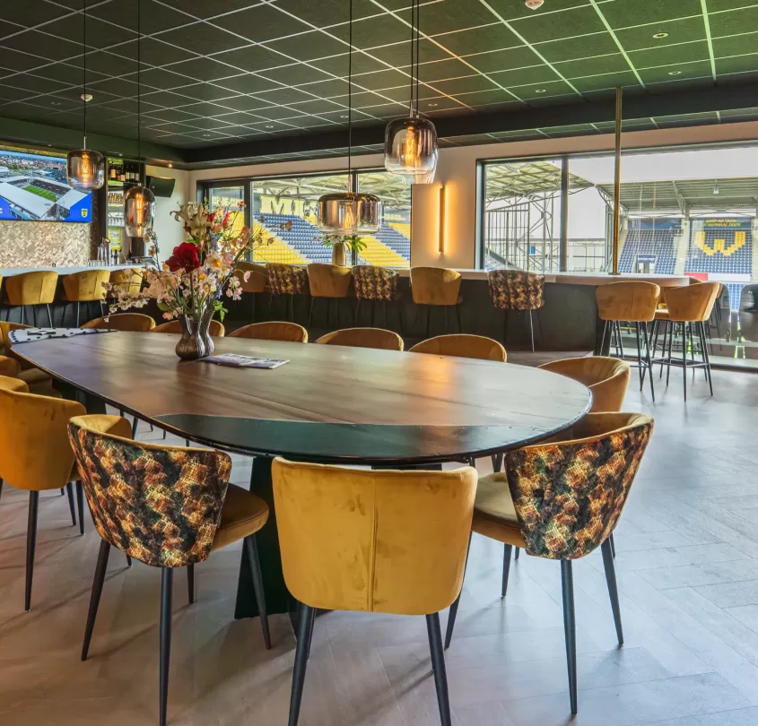 Grote skybox met tafels en ramen naar het stadion